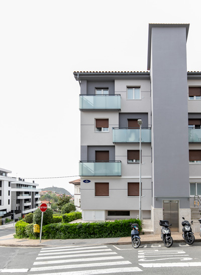 rehabilitación de fachada en donostia, gipuzkoa: vista desde la esquina