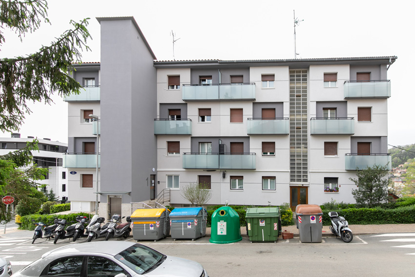 rehabilitación de fachada en gipuzkoa. vista frontal de la entrada al edificio