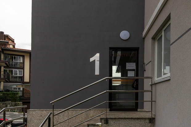 rehabilitación de fachada en donostia, gipuzkoa: entrada al portal