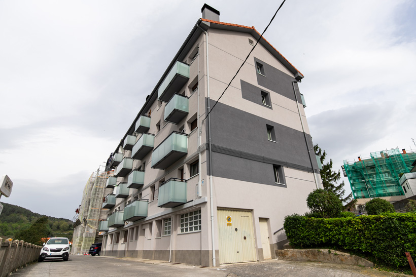 rehabilitación de fachada en gipuzkoa: vista lateral del edificio