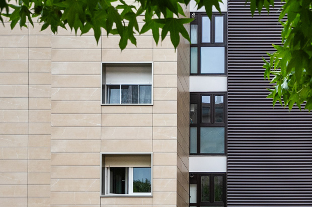 rehabilitación de fachada en donostia-san sebastián: detalle de ventanas con mirador