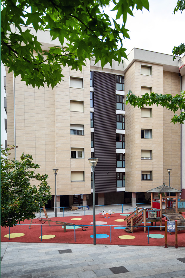 rehabilitación de fachada, vista lateral del edificio