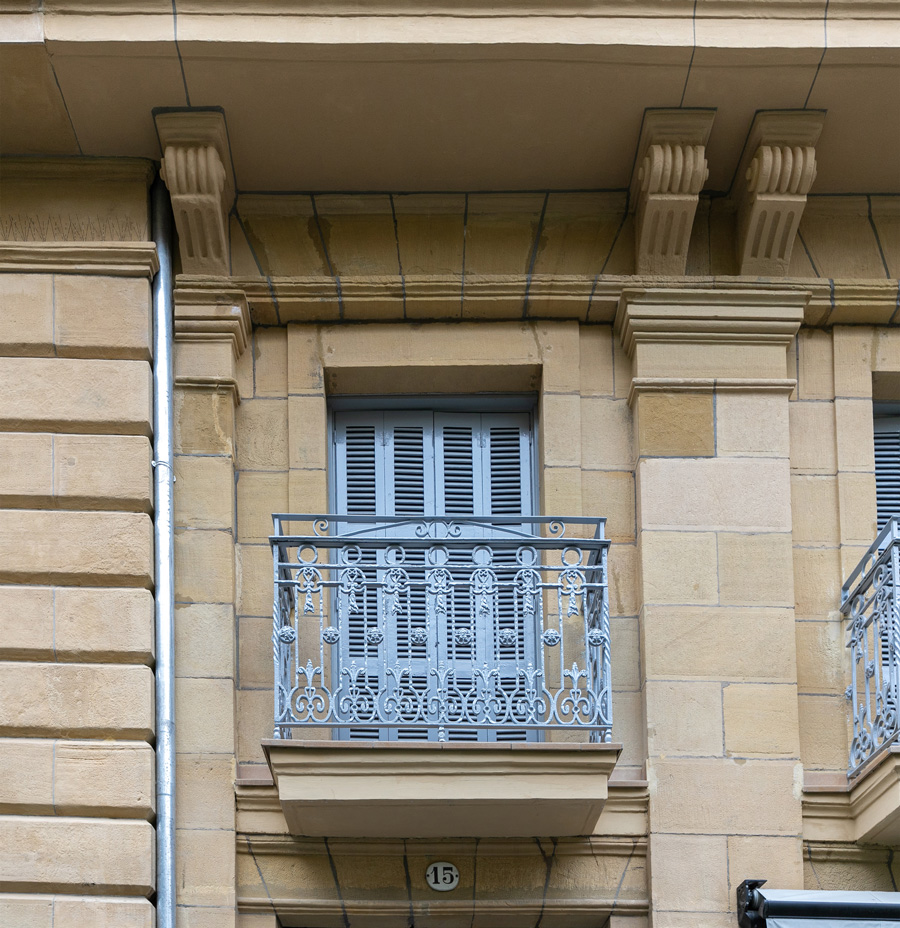 rehabilitación de fachada en donostia, gipuzkoa: fachada principal con entrada al portal