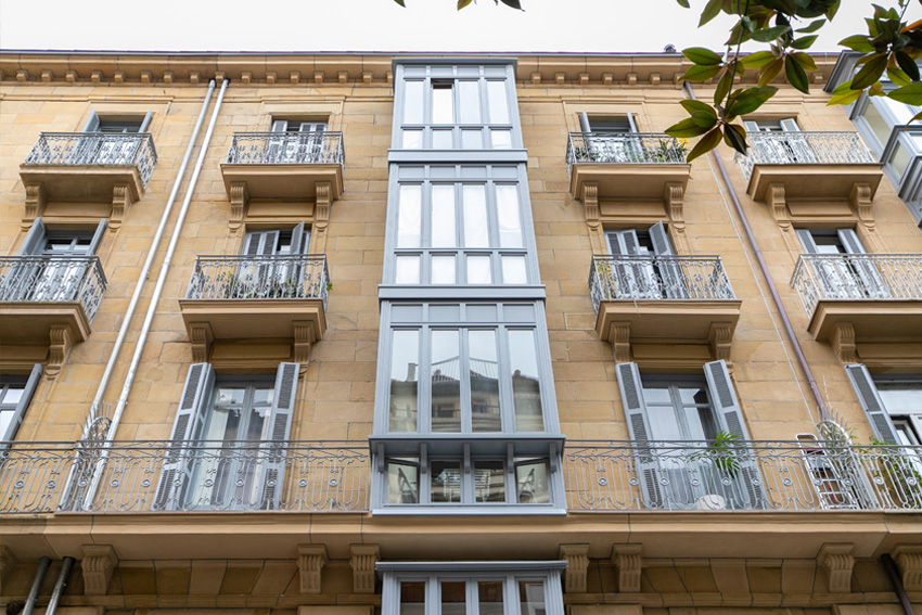 rehabilitación de fachada en gipuzkoa: detalle de acabados del edificio